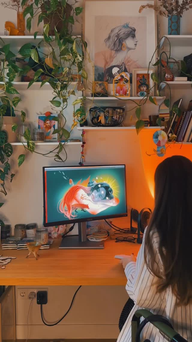 Hacía mucho que no os compartía un reel intensito con el proceso de una ilustración. Me encantan estos vídeos porque siento que reflejan bien lo que pretendo transmitir con mis dibus, y, aunque no suelen ser los que mejor acogida tienen, para mí son súper importantes porque hablan mucho de mi proceso y de mi esencia. Así que espero que le deis un poquito de amor 🥰
Os dejo el texto aquí!
Pienso mucho e algo que Anaïs Nin escribió en su diario:
“Me canso mucho porque todo me afecta y me conmueve. Nada me deja indiferente. Cada persona que veo afecta mis sentimientos, mi simpatía, mi piedad; o despierta mi creatividad. Tengo que entrometerme en vidas rotas, reparar, dar vida a los ahogados, levantar a caídos.“
#poetry #dibujo #ilustracion #art #quotes