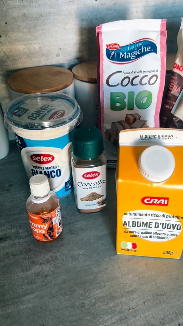 🥞PANCAKE DAL CUORE MORBIDO!
✅ 50 gr di Farina di Avena (neutra)
✅ 10 gr di Farina di cocco rapè
✅ 110 ml di Albume
✅ pizzico di lievito
✅ cannella e 1 cucchiaio di yogurt a piacere
Mescolare insieme gli ingredienti, la consistenza dell’impasto dovrà essere morbida.
Versare il composto in una padella antiaderente, aspettare 4-5 minuti,
quando la superficie si sarà riempita di bollicine piegare a metà.
Mi raccomando:
Non fate cuocere troppo la superficie perché l’impasto deve rimanere un po crudo.
Fate cuocere qualche minuto ancora e poi servite e guarnite a vostro piacimento.
Io ho usato burro di arachidi e qualche scaglia di farina di cocco!
E voi cosa ne pensate?
#pancake #nutrizione #fitfood #ricettefacili #breakfast