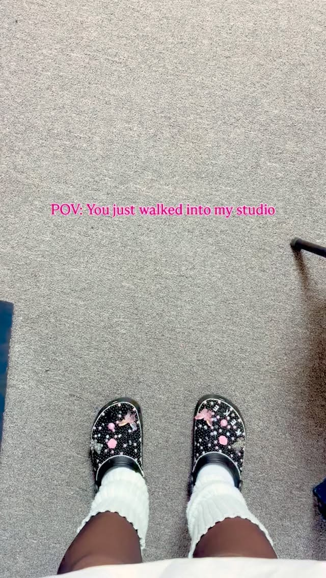 Years ago I hit rock bottom (not knowing it’d be the first of many) and I remember turning to God desperately.
I asked God for help and I promised God I will show up and do the work if I could please just get some help, some results, some hope!
So through my tears I continued to do the work and guess what? God showed up for me every single time.
So it’s an on going agreement I have with the big G.O.D.
As long as I show up and do the work GOD’S GOT ME 💪🏽
I mean… look at the evidence!
✨ I can’t thank @baobrampton enough for the studio space. This was a part of an on going studio residency program they run to support artists in Brampton. ✨