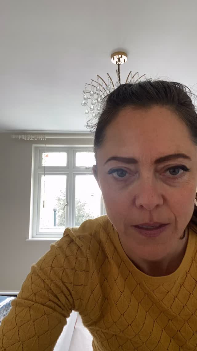 Delivery day 🙌
Always the cherry on top to dress-in & perfect our bespoke curtains in our clients’ homes. These triple pinch pleat velvet curtains frame this bedroom window elegantly & fit like a glove.
#bristol #bristolcurtainmaker #bristolinteriors #triplepinchpleatpinch #velvetcurtains
@clarke_clarke_interiors