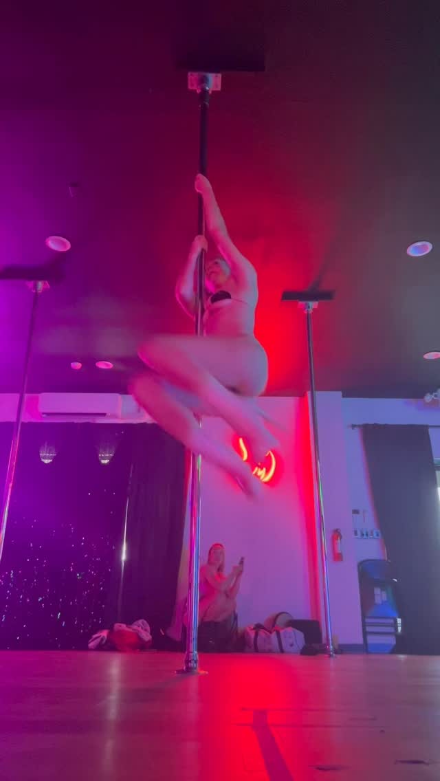 Getting stronger every day 💪🏽 @rocknpole_studio 💘