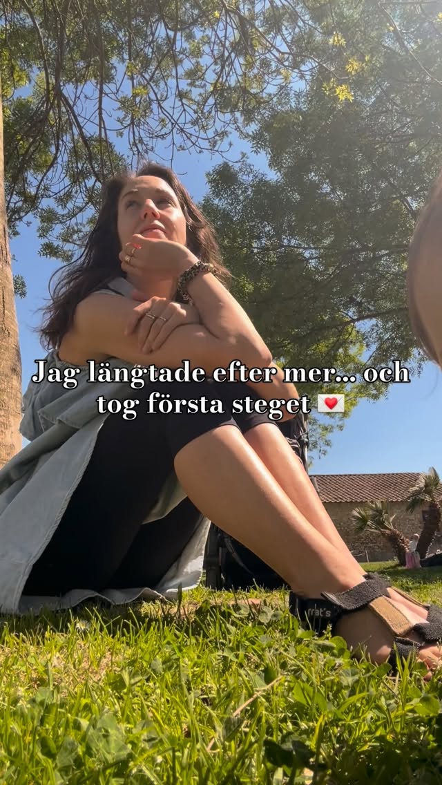 💌 Min resa hittills…
För några år sedan stod jag vid ett vägskäl.
Utsidan såg trygg ut – insidan kändes tom.
Jag längtade efter mer.
Mer mening. Mer närvaro. Mer mig.
Att lyssna inåt var inte lätt.
Att släppa det som var “säkert” kändes läskigt.
Men jag tog ett steg.
En kurs. Ett andetag. Och sen ett till.
Bit för bit började jag komma hem.
Till mig själv. Till min kropp. Till min styrka.
Idag lever jag mer i linje med den jag är.
Inte perfekt – men äkta. Lugnare. Friare. Mer här.
Känner du igen dig?
Du är inte ensam 🤍
Vill du ha mina steg som jag tog för att börja? Kommentera eller skicka DM