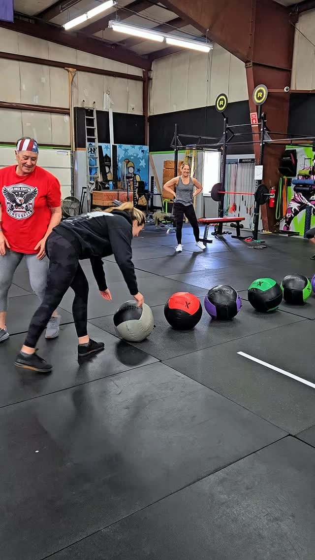 Rolling into Friday like who’s getting after it before the holiday? 👀🐰
#blindfaithcrossfit #crossfit #gymfun #easterweekend #northhavenct