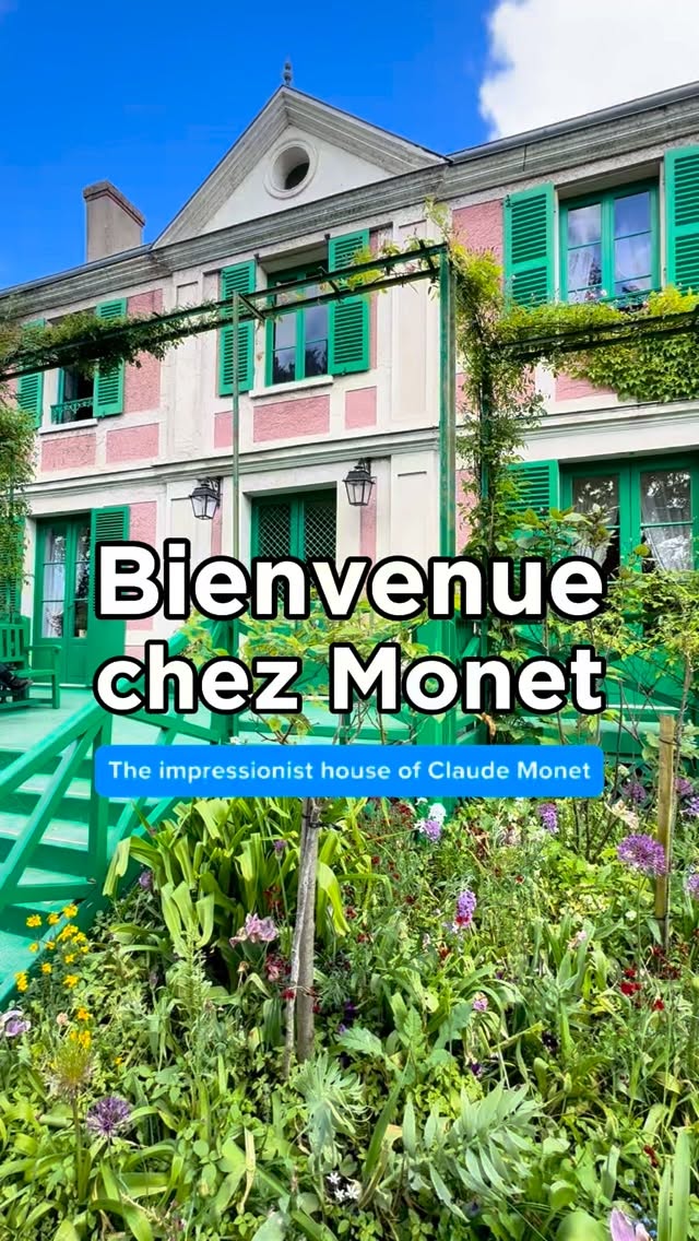 Depuis le 1er avril, la maison de Maison de Claude Monet a rouvert ses portes. Chaque année, c’est un vrai plaisir de redécouvrir ce lieu unique. C’est ici que Claude Monet a vécu pendant plus de 40 ans. Passionné par la nature, il a imaginé sa maison et ses jardins comme de véritables œuvres d’art. En entrant dans la maison rose, on plonge dans son quotidien. Ici, tout a été pensé avec goût et couleur. Mais le clou du spectacle, ce sont les jardins. Devant la maison, le Clos Normand offre un mélange foisonnant de fleurs. Un peu plus loin, le jardin d’eau, inspiré du Japon, dévoile le fameux pont vert et les nymphéas, qui ont inspiré certaines de ses toiles les plus connues. Si vous venez visiter sa maison, faites un tour, juste à côté, au Musée des Impressionnismes. On y découvre l’exposition « Avant les Nymphéas 🪷 – Monet découvre Giverny », consacrée aux débuts de Monet dans le village, quand il s’y installe en 1883. Vous pourrez ainsi voir les paysages des alentours à travers l’oeil de l’artiste. Rendez-vous jusqu’au 5 juillet 2026 pour découvrir cette exposition.
————————
📍Maison et jardins Claude Monet – Giverny
84 rue Claude Monet - 27620 Giverny
Ouvert tous les jours du 1er avril au 1er novembre 2026
De 10h à 18h, dernière admission à 17h30
Adulte : 13€ - Enfant 7-17 ans : 7€ - Enfant -7 ans (hors scolaires) : gratuit
📍Musée des impressionnismes Giverny
99, rue Claude Monet - 27620 Giverny
Exposition présentée jusqu’au 5 juillet, tous les jours, de 10h à 18h (dernière admission 17h30).
🎟️ Tarif plein : 12€ - Tarif réduit : 9€
Moins de 18 ans, étudiant en histoire de l’art, journaliste, détenteur de la carte ICOM : gratuit
Le 1er dimanche du mois est gratuit pour tous les individuels
🚉 Comment venir à Giverny en transports ?
Depuis Paris, prendre le train gare Saint-Lazare jusqu’à la gare de Vernon-Giverny. Puis navette en bus : 5€/trajet simple et 10€/aller-retour. Horaires sur sngo.fr/la-navette-shuttle/
#claudemonet #giverny #impressionistart #impressionnisme #baladeparisienne
