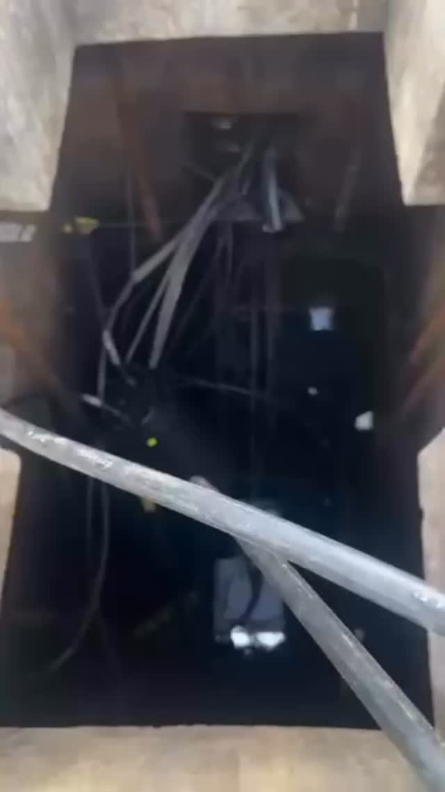 Vivo enxugando gelo…
Já não é de hoje que postamos que a vivo está com diversos problemas em nossa região, porém hoje recebemos esse vídeo realizado próximo à escola Heróis da FEB, com a informação de que a vivo arruma hoje e no mesmo dia vão e roubam a fiação, muitos vem vem dizendo que são moradores de rua, porém há indícios de quadrilhas especializadas, pois alguns acessos apenas com ferramentas específicas que poderiam ser feito.
Então fica o alerta, observaram alguma atitude suspeita liguem jo 190 imediatamente.