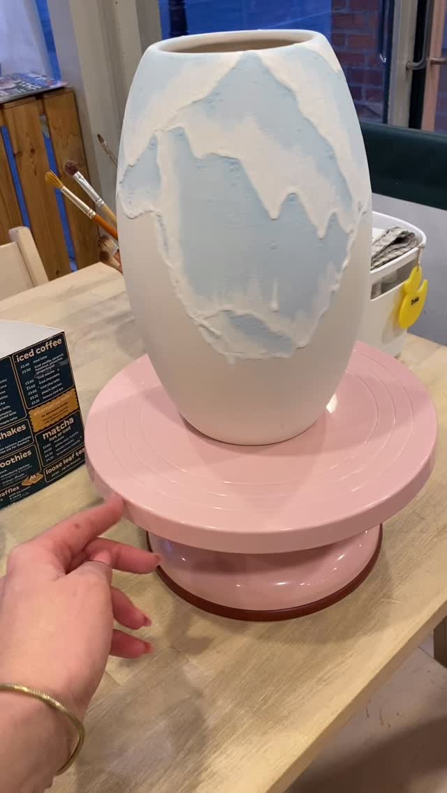 🐣 Happy Easter weekend, Newbury! 🐰
Easter update:
We still have a few spaces available today (Saturday) from 5pm, so give us a call to book in and get creative 🎨
We’ll be closed on Sunday so our ducklings can spend time with their loved ones 💛
If you painted with us last Sunday (25/3), your pottery is ready for collection—come by today or from Monday onwards.
We’ll be open again on Bank Holiday Monday!
Wishing you all a lovely Easter weekend 🐰✨