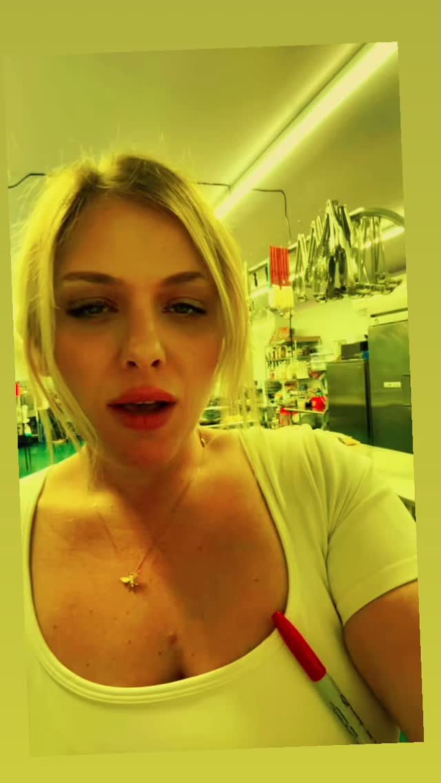 OUR DONUT PUDDINGS ARE TOTALLY CUSTOMIZABLE, FEED 6-8 PEOPLE, & ARE $39.99 PER TRAY! 💋 #breakfastclub #dessert #donuts #glutenfree #fyp