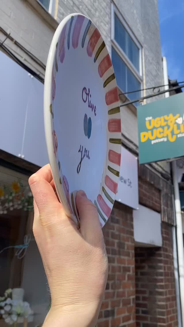 🌞 The sun came out today 🌞 it was so lovely to have painters inside AND out today, getting creative al fresco.
We have some spaces for tomorrow afternoon. Please do call or message to book in. Adult night tomorrow night is fully booked and tables available Thursday or Friday. We are so excited to see all the summery pieces getting painted and it’s been LOVELY making so many iced coffees and matchas today