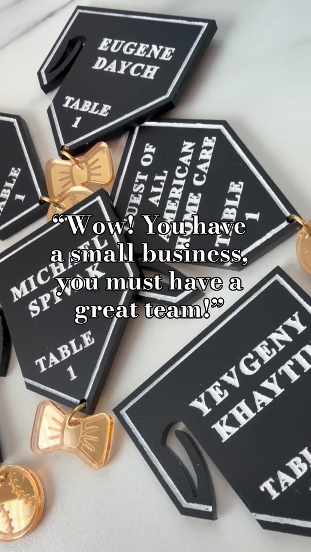 The Dream Team 🤣
#smallbusiness #shopsmall #customgifts #customsigns #cutandcodesigns