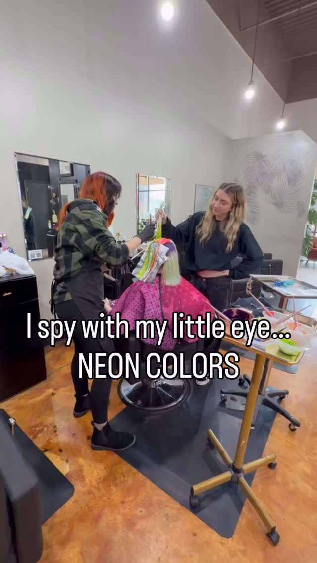 Just wait until you see what @ohyobyndoeshair cooked up on the wonderful @sarah.woody.2011
Any guesses what this dream team did?!
#salonvoelincoln #vividcolors #lincolnnesalon #lnksalon #althair