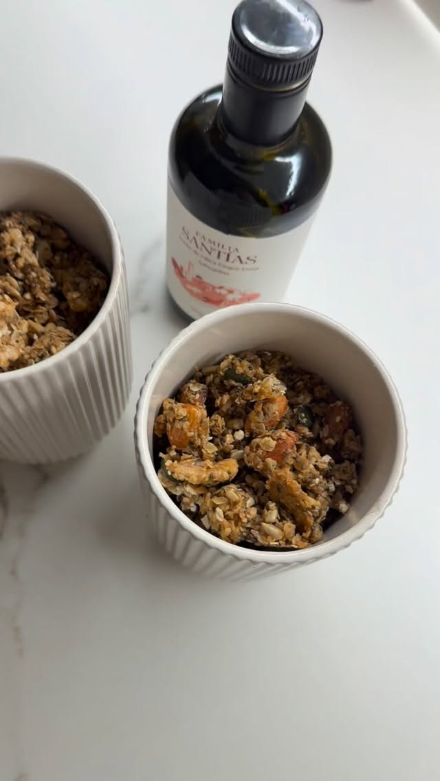 Granola casera, fácil y con ingredientes de verdad 🥣✨
Avena integral, frutos secos, semillas…
y una mezcla que marca la diferencia:
aceite de oliva virgen extra Arbequina, crema de cacahuete 100% y miel 🍯
Porque cuando lo haces en casa,
sabes exactamente lo que comes.
⸻
Ingredientes:
🌾 Avena integral
🥜 Nueces
🌰 Almendras
🌻 Semillas (calabaza, girasol…)
✨ Semillas de chía
Para la mezcla:
🫒 3 cucharadas de AOVE Arbequina
🥄 2 cucharadas de crema de cacahuete 100%
🍯 3 cucharadas de miel
🔥 Horno: 15 minutos a 160 ºC