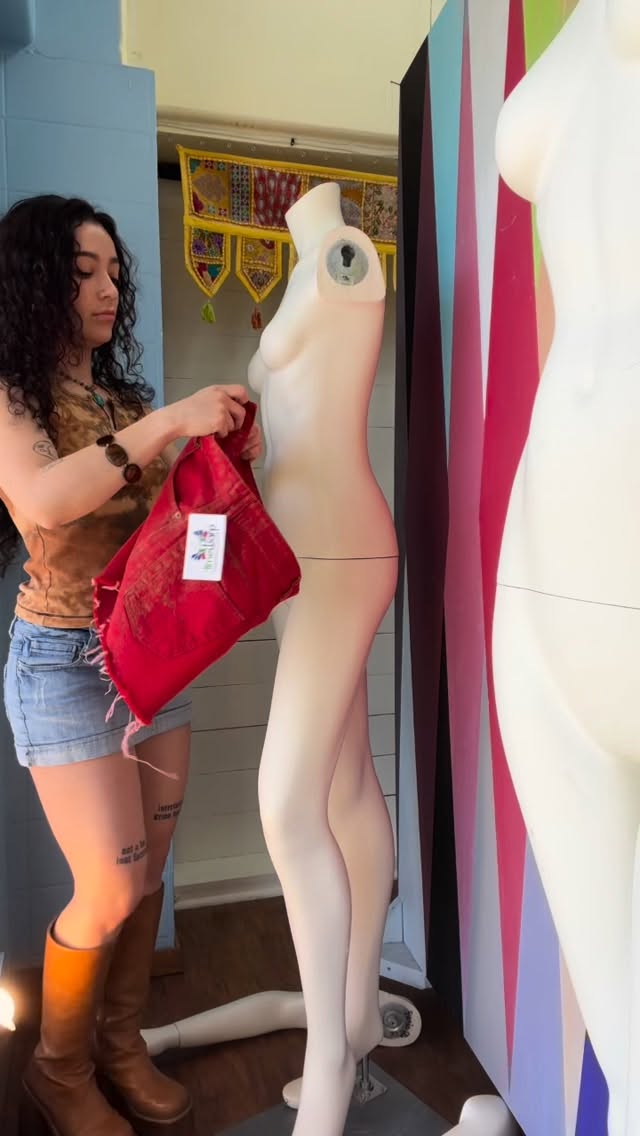 Our window girls needed an upgrade! ⭐️ We like to call this collection “Eclectic Aunt” 🧡🌀🌈 Are they speaking to you like they’re speaking to us? Let us know which one is your fav!
#timewarpbr #shoplocal #midcitybr #vintagefashion #vintageclothing