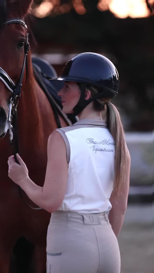 Beige, pero con brillo ✨ Nuestro set magas cortas perfecto para esta primavera 🤍🐎
Beige, but make it bling ✨ Our short sleeves set perfectly for spring 🤍🐎
👸 @araceliifdez @marsantanaa
📸 @twohearts_portrait @ambracero
#equestrian #equestrianfashion #dressage #ridingoutfit #rider