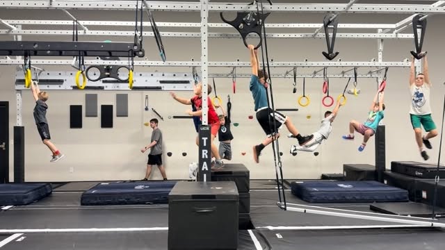 We believe in improving strength and coordination in fun enjoyable ways. Here is the comp team working reaction time and dynamic grip strength with a round of “Bring Sally Up”.#ninjawarrior #ninjatraining #ninjagym #valparaisoindiana #ninjawarriorjunior