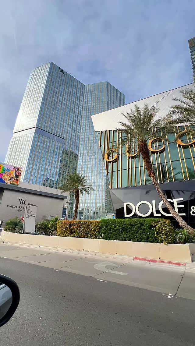 Cruising past Waldorf Astoria Las Vegas and this corner always makes me smile. Up top it is all sleek glass and quiet luxury, and right below it you have Whataburger and Parry’s Pizzeria holding it down with burgers and pizza on the Las Vegas Strip. That mix of polished and casual is such a Vegas thing. Would you stop for Whataburger or Parry’s first?
Grab my FREE Las Vegas Mini Guide at https://stan.store/mikeyinthemixvegas 💫
#WaldorfAstoriaLasVegas #LasVegasStrip #Whataburger #ParrysPizzeria #MikeyInTheMixVegas