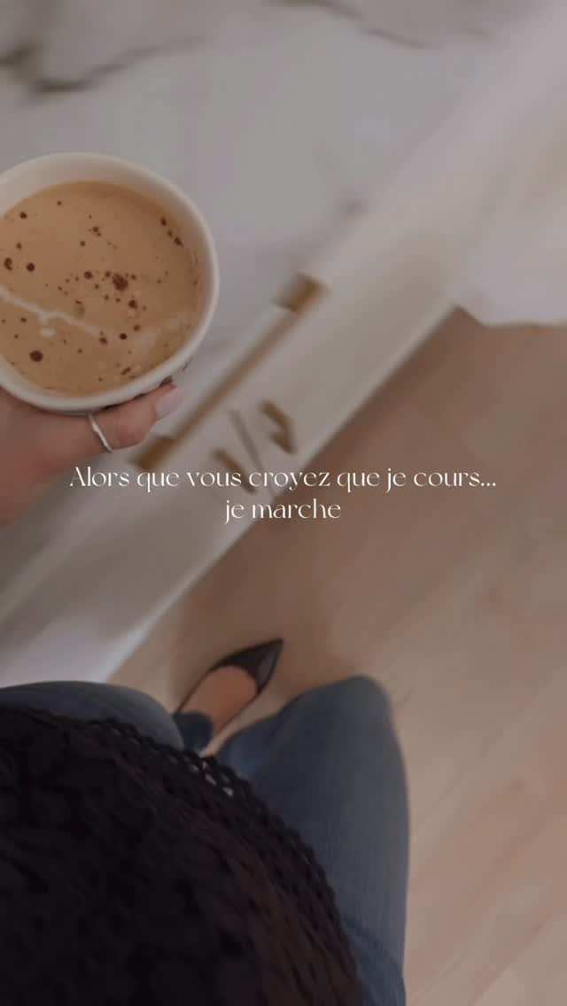 La plupart des gens pensent que je cours, notamment par le grand nombre de réalisations que j’ai accomplies ces derniers temps. 🏃♀️
Cependant moi, j’ai l’impression de marcher… 👣
✨Et c’est exactement ça, la nuance. Notre perspective est différente.
Parce que la vitesse que vous voyez…ce n’est pas de la précipitation. C’est de la clarté! 💎
Quand vous êtes alignée, le temps ne vous pousse plus : il vous porte (littéralement).
Alors oui, de l’extérieur, ça peut avoir l’air rapide…🌪️ mais de l’intérieur, c’est (souvent) calme, c’est (la plupart du temps) fluide et c’est (pratiquement toujours) intentionnel. 🦋
Retenez ceci : vous n’avez pas besoin de ralentir votre vie… vous avez simplement besoin de changer votre relation au temps… et votre perspective⏳💭
Alors vous… est-ce que vous avez l’impression de courir ou de marcher en ce moment? Répondez-moi en détail… ou avec un de ces emojis, hihi : 🏃♀️ • 👣
Émilie xo