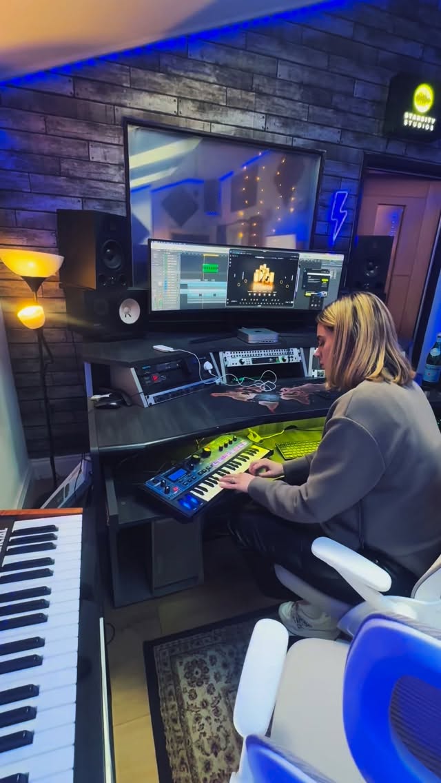 Home To Your Music 💯 🎙️
•
•
•
#singersongwriter #recordmusic #musicstudio #songproduction #writingcamp