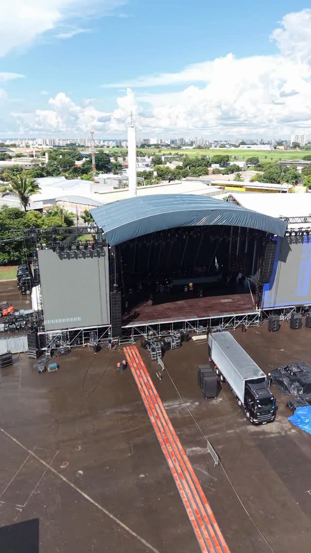 PALCO DO GUNS N’ ROSES JÁ ESTÁ PRONTO EM RIO PRETO
A dois dias do show do Guns N’ Roses, o Recinto de Exposições de Rio Preto já está com o palco montado e a estrutura praticamente finalizada.
A expectativa é de mais de 30 mil pessoas no evento, que promete movimentar a cidade e atrair fãs de toda a região. A rede hoteleira já opera com 100% de ocupação.
Equipes seguem nos últimos ajustes de som, iluminação e logística para garantir uma grande noite de rock.
Venha ver como está ficando.
Mais informações no Portal Guilherme Baffi.