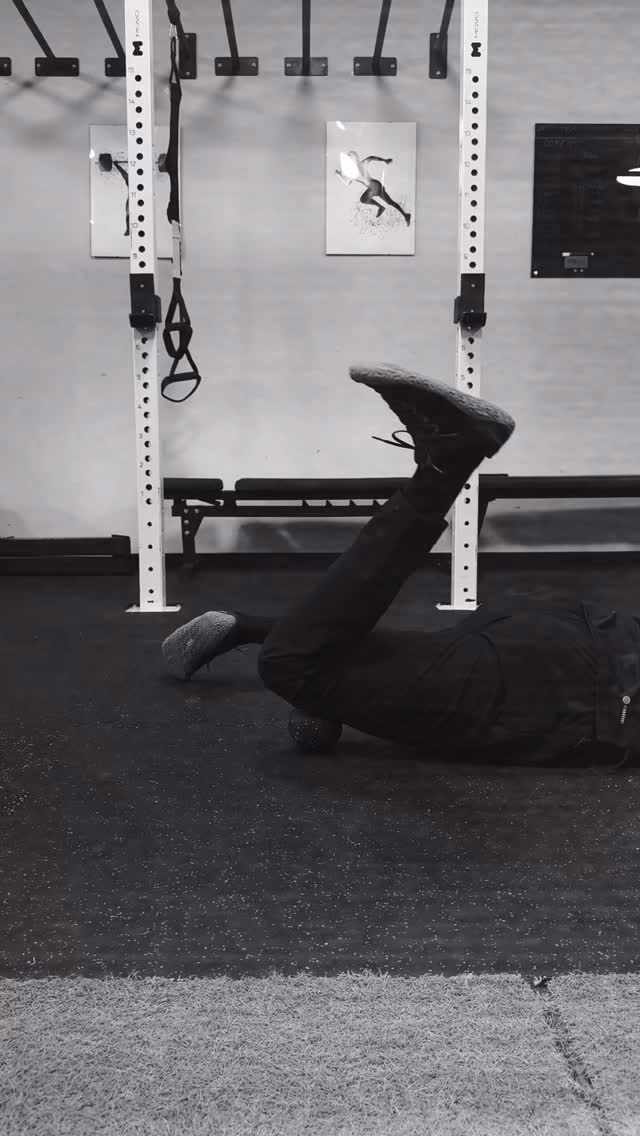 Masz ból z przodu kolana i nie do końca wiesz, skąd się bierze?
Często to nie samo kolano jest problemem, tylko napięte tkanki wokół niego.
Dlatego zanim całkowicie odpuścisz ruch — spróbuj prostego działania.
Znajdź miejsce, które jest najbardziej tkliwe.
Delikatny ucisk + powolne zgięcia i wyprosty kolana pomagają „rozruszać” ten obszar i zmniejszyć napięcie.
Na koniec dodaj lekkie rozciąganie.
To nie jest magia ani szybka naprawa.
To pierwszy krok, który często daje ulgę i pozwala wrócić do normalnego ruchu.
Ale jeśli chcesz, żeby ból nie wracał — samo rozluźnianie nie wystarczy.
Kluczowe będzie wzmacnianie i praca nad kontrolą ruchu.
I to właśnie pokażemy w kolejnej rolce.
Zapisz na później i sprawdź, czy u Ciebie robi różnicę.
Jeśli temat kolan Cię dotyczy — odezwij się, zobaczymy co dokładnie się dzieje.