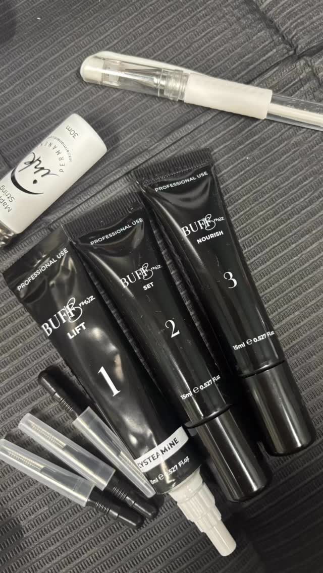 You just got your brows done and they look amazing…but how do you maintain them? What’s next?
Don’t:
• get them wet
•get super sweaty
• put your retinol or other actives on your brows
• go swimming, hot tubbing, or submerge your face in water
•sit in the sun
Here’s what to do:
•leave them alone for 24-48 hours
•use a hydrating serum or conditioner (look for something with keratin, peptides, lightweight oils like argan, hyaluronic acid, aloe). Skip the pure castor or heavy oils…it just coats the lash rather than rehydrates 😉
If you have questions ask your artist!
If you want an appointment copy the link below 👇🏽
Bellerayebeauty.glossgenius.com
