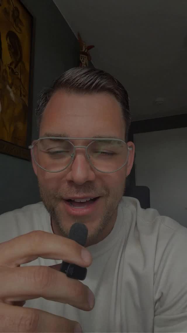 Laatst sprak ik een vrouw die haar hele dateleven deelde, en ergens voelde dat voor haar als kracht, alsof ze eindelijk niets meer hoefde te verstoppen en gewoon zichzelf kon zijn, maar toen ik haar één vraag stelde, viel alles stil.
Voor wie doe je dit eigenlijk… als je heel eerlijk bent?
En daar kwam het besef dat ze niet alleen aan het ervaren was, maar zichzelf ook continu aan het laten zien was.
En die twee kunnen niet tegelijk bestaan.
Niet omdat het verkeerd is, maar omdat je aandacht zich splitst, en precies daar verlies je iets essentieels.
Want echte intimiteit ontstaat niet wanneer je gezien wordt, maar wanneer je durft te voelen zonder publiek.
En dat is spannend, want daar kom je jezelf tegen.
Dit is precies waar het werk begint.
En dit is ook waar we in het jaarprogramma De Vrije Vrouw de diepte ingaan, niet door iets beter te doen, maar door terug te keren naar een plek in jezelf waar je niets hoeft te bewijzen.
Voel je dat dit je raakt, comment VRIJ en ontvang de informatie.
PS: en ja… dit geldt ook voor mannen.
Misschien ziet het er anders uit aan de buitenkant,
maar vanbinnen gebeurt vaak precies hetzelfde.
#datelive #vrouwen #relație #zichtbaar