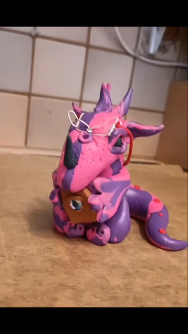 Bei dem schlechten Wetter eine gutes Buch unser Bibikiarin kann sicher was empfehlen 🐉📚 #bücherei #drachen #handmadewithlove❤ #unikat