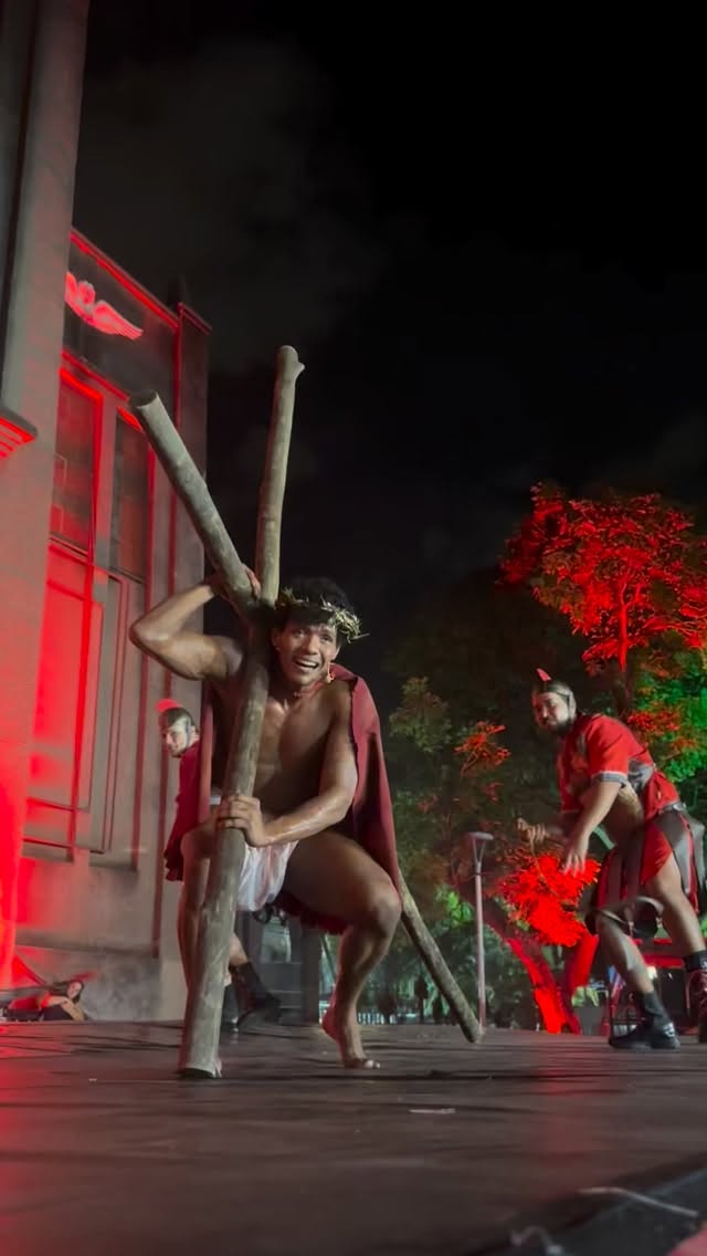 ENCENAÇÃO DA PAIXÃO DE CRISTO NA BASÍLICA REÚNE MAIS DE 3 MIL PESSOAS EM RIO PRETO
A encenação da Paixão de Cristo reuniu mais de 3 mil pessoas nesta sexta-feira santa na Basílica, em Rio Preto, com direção de Linaldo Telles e João Paulo Rillo.
O espetáculo “Travessia da Esperança” transformou o espaço em um grande palco a céu aberto, emocionando o público com uma releitura que conecta fé, arte e temas atuais.
Mais de 90 pessoas participaram da produção, entre elenco, músicos e equipe técnica, em uma montagem que envolveu a comunidade e reforçou a força da tradição.
Mais informações no Portal Guilherme Baffi.