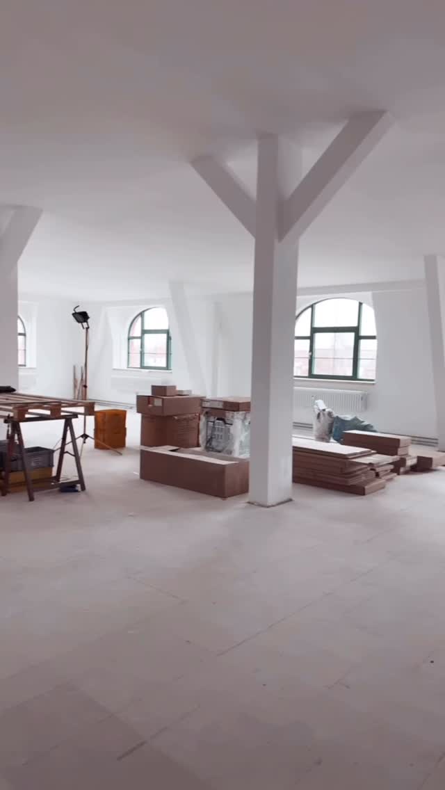 Hier entsteht gerade mein Fotoloft in Zittau.
Ein großer, heller Raum für Fotoshootings, Personal Branding, Businessportraits, Familienbilder, Schwangerschaft, Newborn, Paare und Hochzeiten.
Ich bin Laura, Fotografin seit 2012, und ich baue mir hier gerade meinen eigenen Ort für Fotografie, Workshops und kreative Projekte auf. Schritt für Schritt wird aus Baustelle ein Raum, in dem sich Menschen wohlfühlen, ankommen und schöne Erinnerungen oder starke Bilder für ihr Business mitnehmen können.
Wenn du also:
– moderne Bewerbungsfotos brauchst
– Personal Branding oder Businessfotos möchtest
– ein Familien-, Babybauch- oder Newbornshooting planst
– oder heiratest und noch eine Fotografin suchst
… dann bist du hier genau richtig.
Ich nehme euch hier einfach mit auf dem Weg vom Baustellenchaos zum fertigen Fotoloft.
Fotografin Zittau
Fotostudio Zittau
Fotografin Oberlausitz
Personal Branding Fotografie
Businessfotografie
Bewerbungsfotos
Familienfotos
Newborn Shooting
Hochzeitsfotograf Oberlausitz
Fotoloft Zittau