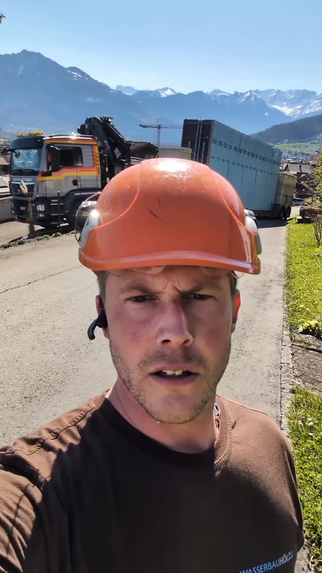 🚛💥 Jetzt wird’s richtig spannend
Nach der perfekt vorbereiteten Bodenplatte kommt das Herzstück
Der Pool wird geliefert mit LKW und extra tiefem Anhänger für dieses massive Becken
Millimeterarbeit beim Abladen und Platzieren auf der Bodenplatte Jeder Handgriff sitzt jede Bewegung ist geplant Genau so entsteht Schritt für Schritt ein hochwertiger Biopool 🌿💧
Von der ersten Erdbewegung bis zum fertigen Wasserparadies alles aus einer Hand
👉 Bleib dran und folge uns wenn du sehen willst wie es mit der Umgebungsgestaltung weitergeht
#biopool #naturalwater #allesauseinanderhand #präzisionsarbeit #poolbau