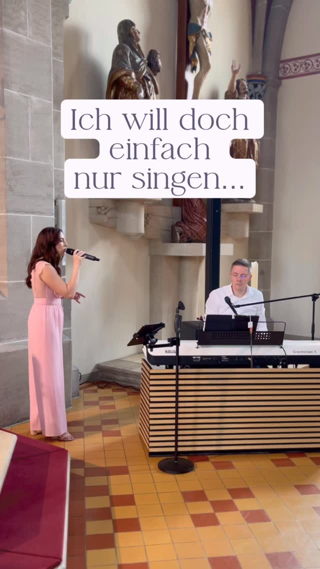 Ich wollte nie Content Creator werden. Ich bin Sängerin.
Und trotzdem sitze ich hier und überlege mir Hooks, Trends und Reels…
Was ich eigentlich will, ist sehr leicht zu beantworten - Singen! Das wollte ich schon immer. Ich lebe meinen Traumberuf und bin dafür auch unendlich dankbar!
Doch mit Social Media ist es schwer geworden, einfach nur Musik zu machen. Ich habe das Gefühl, es reicht nicht.
Dabei ist das Wichtige doch der jetzige Moment. Im echten Leben. Für echte Momente.
Für Menschen, die fühlen wollen.
Deshalb singe ich so unfassbar gern bei Hochzeiten. Dann zählt nämlich das Jetzt. Das echte Gefühl.
Es geht nicht um Followerzahlen, Likes, perfekte Übergänge oder virale Ideen.
Sondern um diesen einen Moment, in dem du Gänsehaut bekommst.
Wenn die Stimme dich berührt. Wenn die Musik dich auffängt und den Moment nochmal deutlich unterstreicht.
Wenn es einfach passt.
Es könnte doch so leicht sein: Du hörst eine Stimme… und weißt: Das ist es.
Und ich? Ich will genau dafür da sein.
Ich will doch einfach nur singen.
#singen #hochzeitssängerin #socialmediastruggles