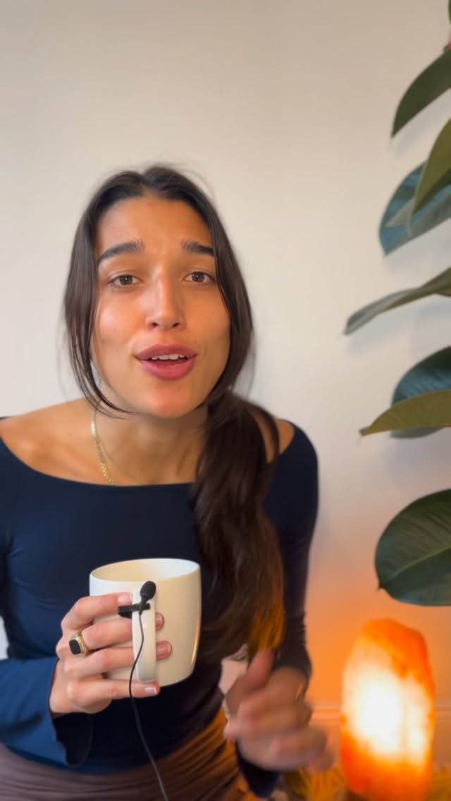 Ich halte nicht viel von reinen Kommunikationstipps.
Vor allem wenn sie komplett ausschließen, was dabei dir dir vorgeht und es dabei um Worte geht, die jedoch nicht verkörpert werden.
Es wird dich nicht zufriedenstellen, wenn du etwas “richtig” kommunizierst, aber nicht schaffst, das zum Ausdruck zu bringen, was du wahrnimmst.
Meine Erfahrung ist hingehen:
Es wird dich umso mehr befriedigen, wenn du die Dinge aussprichst, wie DU sie erlebst, solange du mit dir im Kontakt bist.
Auch wenn das bedeutet, dass es messy und unperfekt ist.
Vor allem, wenn du nach Worten suchst,
nicht weißt wie du etwas sagen sollst, etc.
bedeutet das oft, dass du deinen Körper nicht mitnimmst.
Und wie sollst du die Antwort von deinem Gegenüber gut annehmen und ihm/ihr begegnen können, wenn du nicht hinter dem & mit dem stehen kannst, was du fühlst?