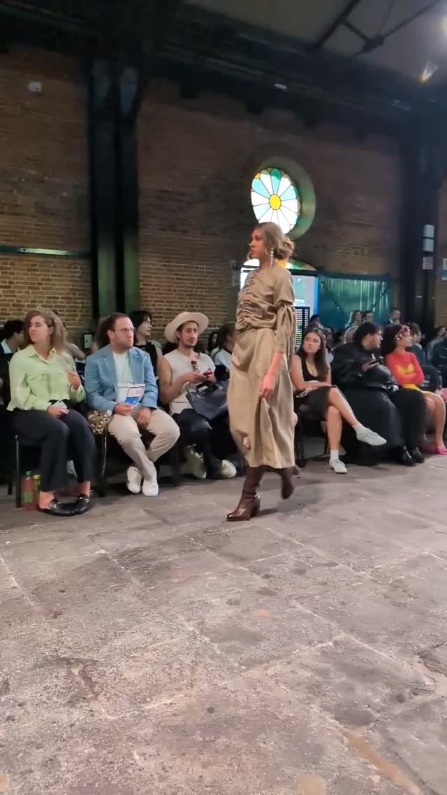 Cachemira española. Cuadro café. Frunce construido a mano.
Estrato. CRFW 2026.
#Estrato #EveValverdeAtelier #SlowFashion #LujoSostenible #CRFW HandPainted