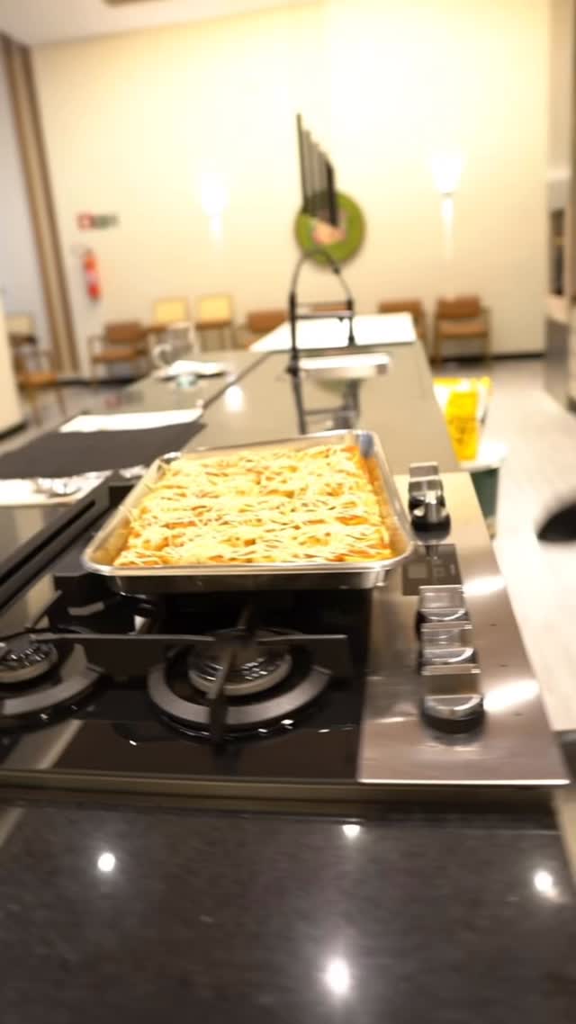 Muito além de nossas massas e molhos artesanais, e dos pratos especiais que já conquistam a mesa, oferecemos também a experiência completa para o seu evento.
Foi o que oferecemos em uma das edições do curso de introdução ao mundo dos vinhos, ministrado pela sommelier @vandamenndes .
Seja em confraternizações, confrarias, reuniões ou encontros especiais, levamos até você o cuidado, o sabor e a sofisticação que transformam momentos em memórias inesquecíveis.
Entre em contato e descubra como levar essa experiência para o seu evento.
#MassasArtesanais #Divinópolis #minasgerais