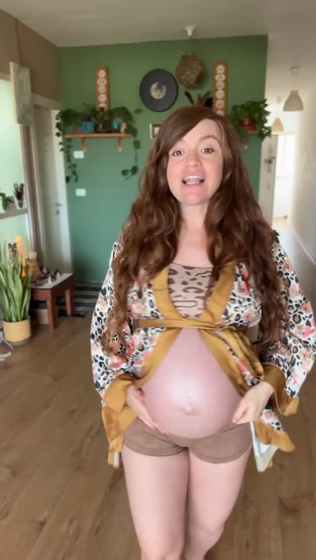 שבוע 39 ויש לי מלא תשוקה מינית 🥰
אבל זה לא היה ככה כל ההיריון, זו הייתה בחירה אקטיבית שעשיתי כדי להתכונן ללידה ולהתענג מהדרך…
בהכנה ללידה שאני עושה (בתקווה שתהיה אורגזמית),
זה שזה לא שונה בשום אופן מאותם הכלים שאני מתרגלת ומלמדת אלפי אנשים במשך שנים כדי לעלות את התשוקה והחשק המיני…
ואני רוצה לשתף איתכן קצת על זה בין אם אתן לפני לידה ובין אם בא לכם פשוט להגביר את החשק בחייכן 🥰🌹
✨ הקול שלנו
כשאנחנו פותחות את הפה ומוציאות קול, אנחנו מרטיטות מלמעלה עד למטה וזה מגיע לפות, היא נפתחת ומתרחבת ומרפה, אנחנו נרצה להוציא קולות בזמן אקט מיני, ולידה היא סוג של אקט מיני גם, והוצאת קול זה פותח ותומך בטירוף.
✨ תנועת אגן
יש המון טראומות באגן שבתנועה עוזרת לשחרר ולהניע, וכמובן בזמן יחסים מיניים האיזור הזה מופעל והכל צף, נרצה להזיז את האגן מצד לצד, לפתוח, להרחיב, להחליף כמה שיותר תנוחות, וזה גם ממש עוזר כהכנה ללידה ״לשמן אותו״ לקראת ההתרחבות הגדולה…
✨ נשימה
הנשימה מכניסה אוויר טוב ומחמצנת ועוזרת לנו לצאת מקיפאון,
היא פותחת את הכיווצים, ככל שנהיה רגועות יותר כך נהיה נוכחות ומחוברות יותר… כמשהו נכנס ויוצא מתוכינו… הפות שלנו צריכה להיות רגועה ורפויה כדי שתוכל להתרחב ;)
✨ עיסוי מפנק ומענג
הגוף, הפות והרחם צריכות להרגיש בטוח, עם מי שבחרת, את עם עצמך, ועם מה שקורה… לי ממש עוזר לעשות מדי יום עיסוי באיזור ולדמיין את הפות נפתחת כורד🌹
ואם לא שמעת על לידה אורגזמית לפני:
זו לידה ששמה דגש על גירוי, התמרת הכאב לעונג ואקסטזה, ריגוש במקום כאב, וזה מזמין אותך להתחבר לגוף שלך,
להיות משוחררת, רפויה ונינוחה, לעשות עבודה תודעתית ובעיקר לשחרר את הפחד ואת המיינד ולהתמסר למיסתורין…
עצם ההכנה והחיבור לגוף ולעונג, לתודעה עם תשוקה כבר עוזרת לך להתחבר ברבדים עמוקים יותר אליך ולראות את התהליך כטקס מקודש, לא משנה מה תפגשי בו ♥️…
לידה ואורגזמה מופעלות דרך אותם מנגנונים בגוף: הורמון האוקסיטוצין, זרימת דם לאגן, והפעלה של אותם אזורים עצביים בפות וברחם.
כשאנחנו בפחד או בכיווץ: מופרש אדרנלין שמאט את הלידה ומגביר כאב. וזה תקף גם למיניות…
לכן לידה אורגזמית היא לא אומרת בכלל לידה ללא כאב,
ולאו דווקא אורגזמה אחת גדולה ומתמשכת…
אלא לידה שבה הגוף והתודעה לא בהתנגדות למה שקורה,
וכן בפתיחות ונוכחות, ובתוך הפתיחה הזו יכולה להיווצר חוויה של עונג, זרימה, ואפילו רגעים של גירוי אורגזמיים.
יודעת שזה נושא בכלל לא מדובר ולכן חשוב לדבר עליו,
אותי זה ממש מרגש ומעסיק בתקופה הזו…