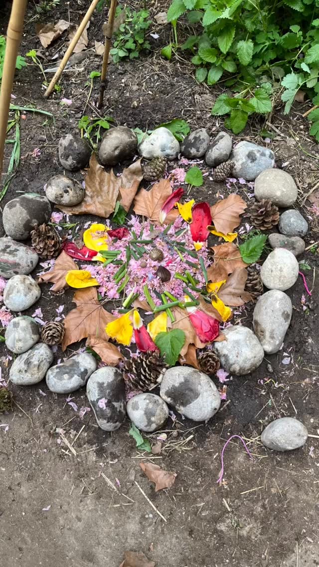 petit Mandala fait un élément naturel avec des élèves d'une école primaire dans laquelle j'interviens en tant que permaculture, nous observons la nature et nous en prenant soin...