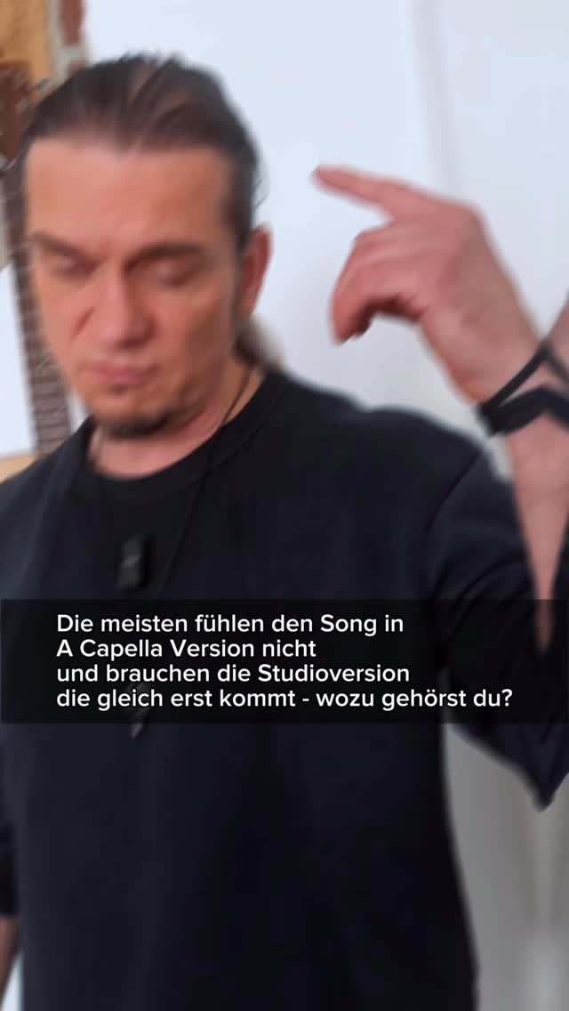 Es gibt Menschen, die schnell wütend werden… und manche sind oft nicht wütend genug. Ich hab mittlerweile kapiert, dass jedes Gefühl seine Berechtigung hat - und keines ein anderes überdecken oder ersetzen darf. Wenn Wut mit Stärke verwechselt wird oder dir vor allem als Junge oder Mann vermittelt wird, dass du keine Schwäche zeigen darfst, wird deine Zündschnur im Leben immer kürzer und du verlierst mehr und mehr den echten Kontakt zu dir selbst - weil du deine wahren Gefühle weder erkennen, noch ausleben kannst. Dann ist der Punkt erreicht, an dem Wut dich kurz voll ausfüllt, aber dich in der nächsten Sekunde nur noch schwächt und eine Leere in dir zurück lässt, die schwer zu ertragen ist. Und damit beginnt der Kreislauf von vorn, weil du nie gelernt hast, andere Gefühle wie zum Beispiel Traurigkeit oder Angst auszuhalten.
Davon handelt meine nächste Single „Wut“, die am 17.04. erscheint - wer fühlt das auch? An dem Tag geht auch unsere „Kreuzwege“-Tour weiter, wer kommt und feiert diesen und alle anderen Songs vom neuen Album live mit uns?
Hardtickets von mir beschriftet, eingetütet und verschickt gibts auf www.thomasgodoj.de, ihr könnt aber natürlich auch auf eventim zuschlagen:
17.04. Cham*
18.04. Rehau*
19.04. Burscheid*
24.04. Lübeck*
25.04. Vechta*
*mit TEMPLEMIND
30.05. Rock unterm Hünstollen (bei Göttingen)
12.07. Arena auf Ewald (Herten, support für ACCEPT)
04.09. Jena
05.09. Köln
12.11. Weinheim
13.11. Übach-Palenberg
2027
22.01. Berlin
23.01. Schwerin
03.04. Kaiserslautern