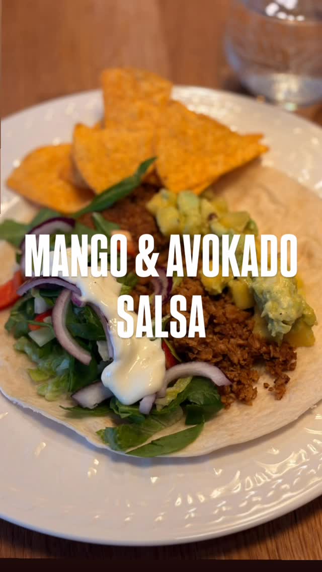Recept? Nja, men riktlinjer 👇
Den här mango- och avokadosalsan gör jag alltid till tacos. Det blir lite olika varje gång jag gör den, beroende på vad som finns hemma.
Här är grunden:
🥭 1 mango, skala och tärna
🥑 2 avokados, skala och tärna
🫒 ca 1 msk olivolja
🍋 citronsaft, eller en skvätt vinäger
🧂salt och peppar
Gott att ha i:
🌶️ Finhackad chili eller Sambal Oelek
🍯 Lite honung
🧅 Finhackad rödlök
🌿 Koriander
🍋🟩 Lime
👉 Spara och testa nästa gång du ska laga tacos!
#middagstips #mango #avokado #salsa #tacos