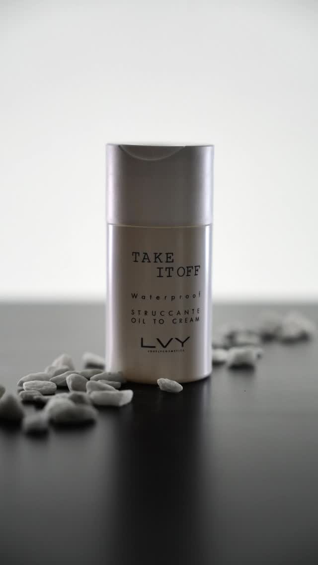 Czy widzisz ten moment?
To właśnie wtedy zaczyna się prawdziwe oczyszczanie.
Dodajesz wodę. a olejek zamienia się w lekkie mleczko, które zabiera ze sobą
wszystko, czego Twoja skóra już nie potrzebuje - makijaż, SPF,
zanieczyszczenia.
Take It Off od LVY Cosmetics działa mądrze, nie agresywnie.
Rozpuszcza nawet najbardziej oporny makijaż, ale robi to bez tarcia, bez
naruszania bariery skóry.
Ten moment emulsji to klucz:
olejek + woda = skuteczne, a jednocześnie delikatne oczyszczanie bez
tłustego filmu bez uczucia ściągnięcia
Efekt?
Skóra czysta, miękka i gotowa na kolejne kroki pielęgnacji.
Bo demakijaż to nie tylko „zmywanie”.
To pierwszy i najważniejszy krok do zdrowej skóry.
#demakijaż #oczyszczanie #skincare #lvcosmetics #pielęgnacjatwarzy
skórabezfiltra