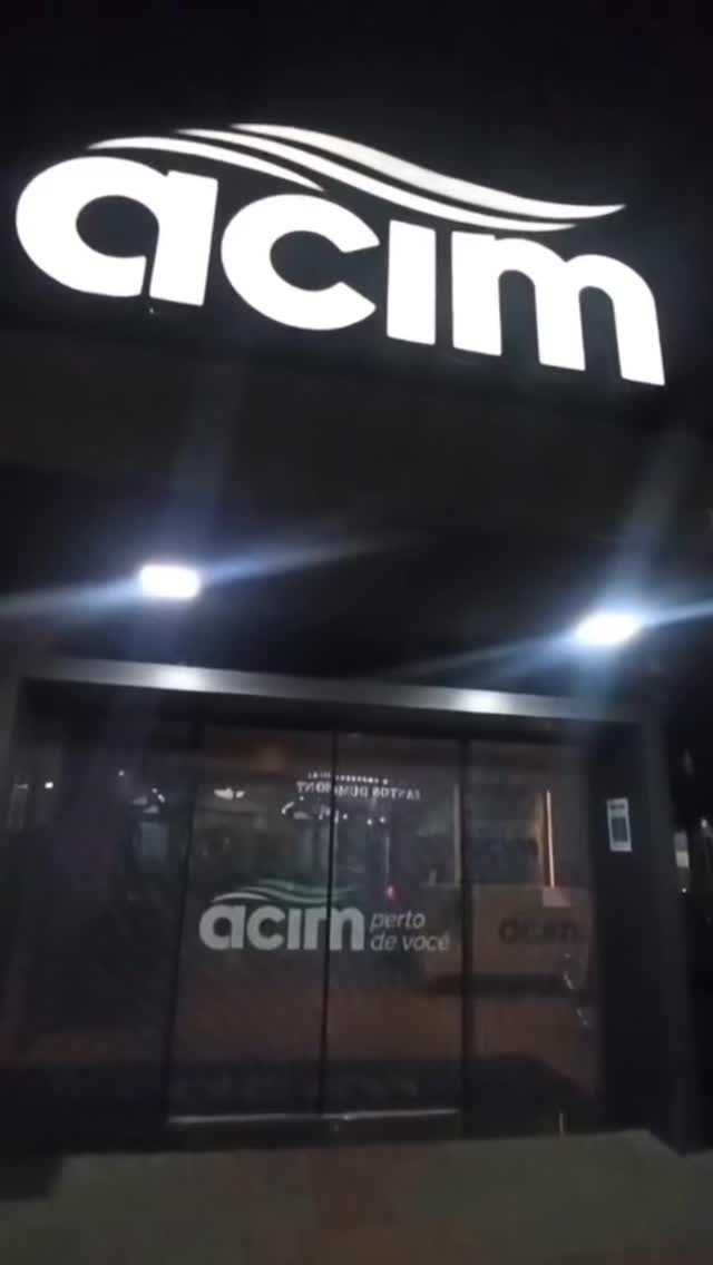 TBT de uma noite que reforça aquilo que a gente acredita todos os dias por aqui: café especial vai muito além da xícara.
Nesta semana, os membros se reuniram na ACIM para um encontro marcado por troca de conhecimento e aprofundamento técnico.
A dinâmica foi conduzida por @eduardo.kayapo, proporcionando uma experiência sensorial prática, onde os participantes degustaram diferentes cafés e analisaram características como acidez, amargor e notas sensoriais.
Momentos como esse fortalecem a comunicação entre os membros e reforçam o compromisso coletivo com a qualidade, o conhecimento e a constante evolução no universo dos cafés especiais. ☕️