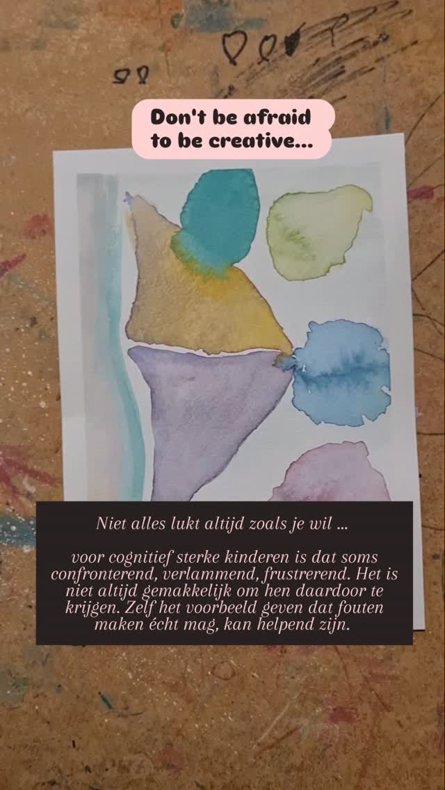 🎨🎨🎨
Niet alles lukt altijd van de eerste keer of precies zoals je wil. Voor cognitief sterke kinderen kan dat soms confronterend, verlammend of frustrerend zijn.
Het kan zijn dat ze heel erg streng zijn voor zichzelf, maar misschien ben je dat zelf ook wel? Laten zien dat fouten maken écht wel mag, dat je leert uit proberen, begint bij jezelf als ouder. Wat voor ons ook niet altijd gemakkelijk is, want misschien hebben we dat vroeger niet zo mee gekregen. Wees mild voor jezelf 🙏.
Anderzijds zou het ook kunnen dat dat sneldenkende brein nooit geleerd heeft om te moeten oefenen op iets, omdat alles altijd heel erg gemakkelijk ging. Wanneer je kind dan botst op iets dat niet onmiddellijk lukt, kan dat weerstand oproepen. Pushen heeft dan weinig zin, je inlezen in executieve vaardigheden kan dan wel helpend zijn.
#giftedparenting #neurodivergentie #cognitieftalent #heart4brainz