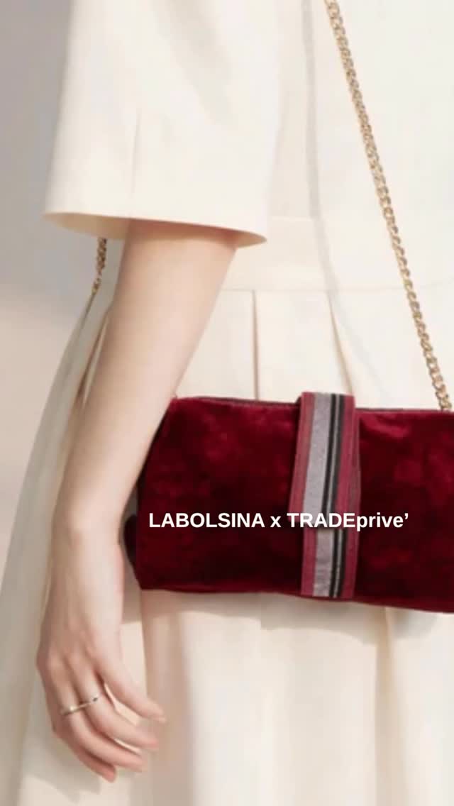 The Layoyo Clutch is a clutch bag crafted from multi-coloured velvet. It can be worn on the wrist thanks to an elasticated strap that ensures maximum comfort. It features a lining with two internal pockets to keep small items organised.
A 69 cm gold chain for a sophisticated look and a secure fit. Perfect for essentials, your phone and documents. Zip fastening to keep your belongings safe. This clutch bag is the perfect accessory to complete an evening look, for exclusive events or moments of everyday glamour.
You can have the bag made using a fabric of your choice, which you can purchase or select from the brand’s atelier. The brand will assess the feasibility and help you choose the fabric, and will then provide you with an updated final price.👉👉👉TRADEprive x Your Store