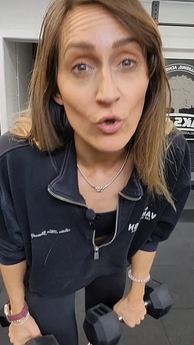 You all know I love a controversial gym opinion and I'll die on this hill 😆
Yes, form is important to prevent you getting injured.
But if you've done a movement a gajillion times and want to push to a higher weight?
No issues with making small but safe adjustments to hit that PR.
Oh, and quick question for the naysayers - do you check your form when carrying the shopping, making the bed and lifting your ego? 😉
#exercisetips #personaltrainer #womenwholift #weighttraining #movementismedicine