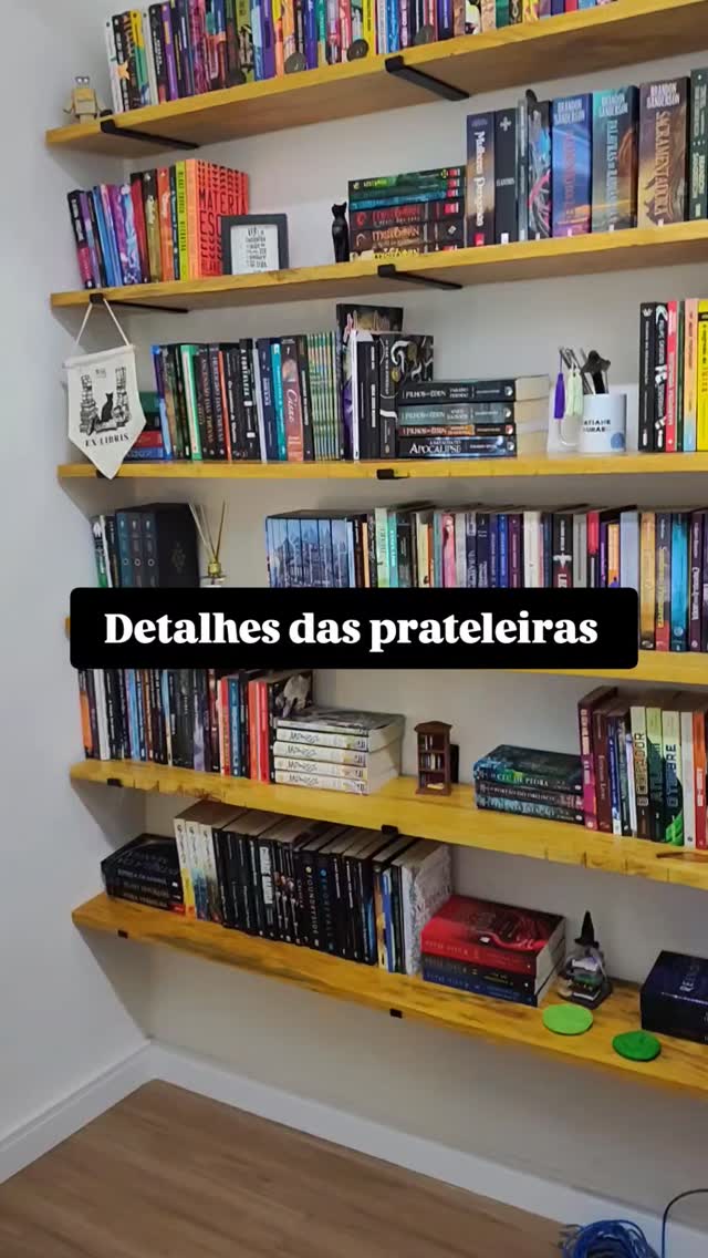 Detalhes das prateleiras de livros