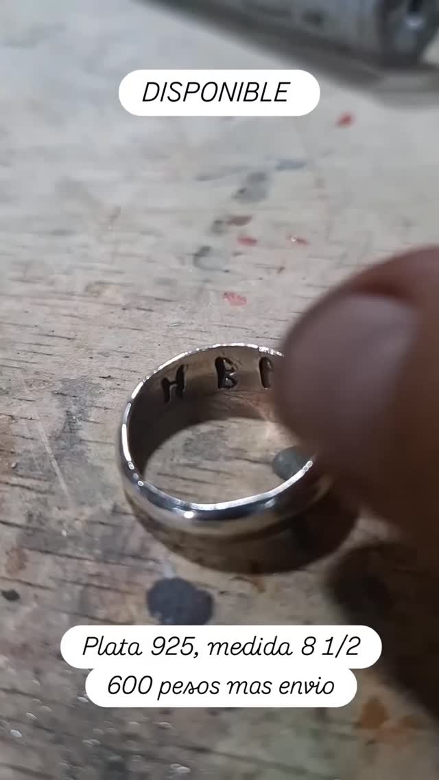 ANILLO DE PLATA SENCILLO GRABADO.
Plata 925, tamaño 8 y medio, 6 gramos, runas varias.
#joyería #joyeriamexicana #anilloplata #anillodeplata #joyeria