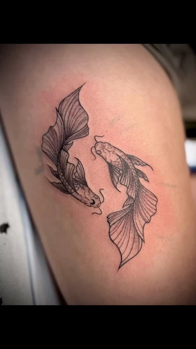 🐠A pair of Koi fish to start off this Pisces-inspired piece for @cadenc3_ev 🖤
By @kayy.tattoos 🐦⬛
.
Book via link in bio
.
.
.
.
.
.
.
.
.
#ellsworthmaine #tattooshop #tattoosofinstagram #koifishtattoo #tattooideas