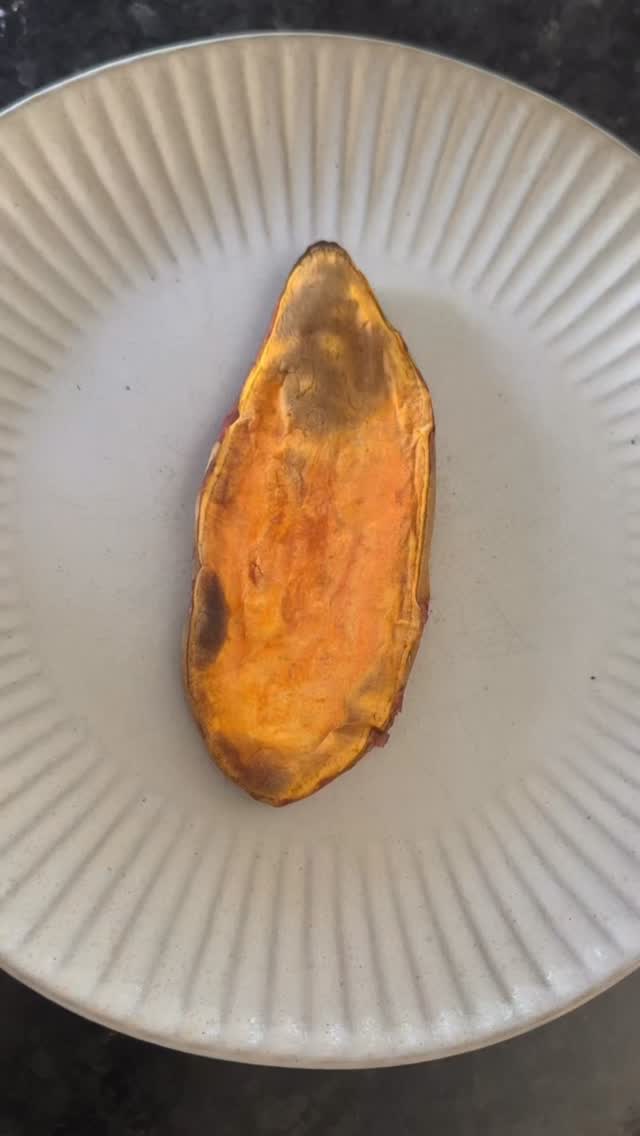 Nourish Toastie 🍠
A simple swap that can make a big difference to your energy, digestion, and how satisfied you feel after eating.
Instead of bread if you’re trying to get more veg diversity into your diet try using sweet potato slices as your toast base.
You still get that comforting “toast” feeling, but with:
➡️more fibre
➡️more micronutrients
➡️steady-release carbohydrates
➡️balanced blood sugar support
This toastie combines:
protein + fibre + quality carbohydrates + greens
→ the Beyond the Body balanced plate approach in a simple, realistic way.
Balanced meals do not need to be complicated , just thoughtful and consistent.
Recipe
1 sweet potato
½ cup cottage cheese
80–100g cooked chicken
2–3 pickles
handful fresh rocket
olive oil, salt & pepper
Slice sweet potato lengthways into flat slices and toast until soft and lightly golden.
Layer cottage cheese, chicken, pickles and rocket between two slices.
Simple, nourishing, satisfying.
Supports:
✅stable energy
✅gut health
✅muscle recovery
✅hormone health
✅reduced cravings
Save for an easy high-protein lunch idea.
#beyondthebody #balancedmeals #highproteinideas #guthealthsupport