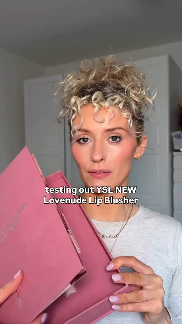 Converted a glossy lip gal @yslbeauty 🤩 (really trying not to use the word obsessed anymore lol)
Love that these looked good even on my dry lips, the blur effect is sooo nice & the scent is Delish.
A little bit on the ingredients “Wearing with a comfortable feel, this non-creasing formula features 84% lip care ingredients, such as 3% of pro-xylane with black nigella sativa seed, coffee oil and blueberry extracts, to lock in long-lasting moisture. Blurring the lines between balm and lipstick, it provides buildable coverage with a smooth, bouncy matte finish and a second skin-like feel”
Combos:
110 liner & 44 lipstick (my blush is also their liquid make me blush shade 44)
1 liner & 1 lipstick
102 liner & 2 lipstick
Lovenude Kiss Shaper Lip Liner
Lovenude Lip Blusher
Kindly gifted with no obligation to post
PR
#yslbeauty #ugccreator #beautycreator
Testing new beauty products
Trending makeup
Luxury makeup
Ysl beauty