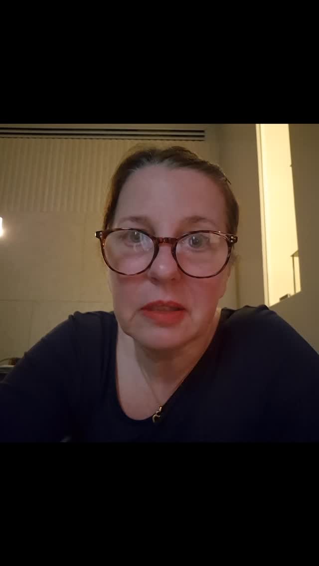 In the words of @shawnmendes, "sometimes it all gets a little too much".
Please don't be concerned about me. Andy is here with me and doing a sterling job of helping me manage the #shitshow of #parkinsons and travel.
The tears are mostly fatigue, frustration and nausea! Not the funnest combo.
Just thought a bit of reality was needed. Its not all Judith Chalmers and swanning about, despite the lippy!
Thanks as always to @bostonsci_emea for being epic and for the invitation 🙌
#dbs #deepbrainstimulation #resistanceisfutile