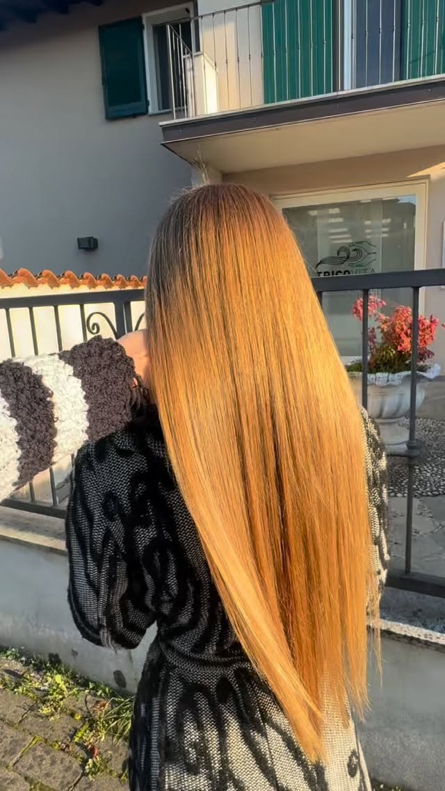 L’effetto specchio è solo la superficie. ✨
La nostra ricostruzione è vera rinascita: ripara in profondità, nutre e dona una lucentezza che fa la differenza. Guardate il movimento e la seta di questi capelli! 😍
Restate sintonizzati: nel prossimo video vi porteremo dietro le quinte per mostrarvi tutti i passaggi tecnici di questa trasformazione✨
#ricostruzionecapelli #capellisani #effettospecchio #hairtransformation #curadeicapelli hairsalon medavita betarefibre trattamentoprofessionale beautyhair