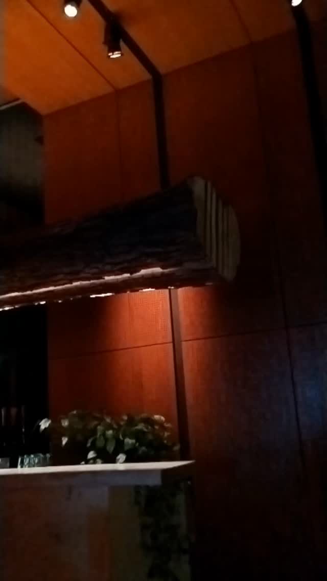 A pesar de su gran volumen y sus superficies reflejantes con vidrio y cemento como materiales predominantes, sin dudas, @chauvin.mardelplata es uno de los espacios con mejor acústica de Mar del Plata. 🌊🎭
Los paneles de madera multiperforada crean un efecto resonador para controlar las frecuencias medias y los fonoabsorbentes Isover Acustiver con velo negro reducen las reflexiones sonoras en frecuencias medias/altas, obteniendo así un tiempo de reverberación adecuado y haciendo posible alcanzar una excelente inteligibilidad de la palabra en todos los ambientes: bar, microteatro y soundroom 🎵🥁🎷
Felicitamos al Arq. Ottobre por este gran proyecto!
#chauvin #ingenieríaacústica #Arquitectura #acustica